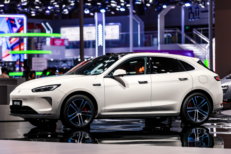 問(wèn)界新M5 Ultra閃耀上海車(chē)展，顏值與智慧并存引爆全場(chǎng)